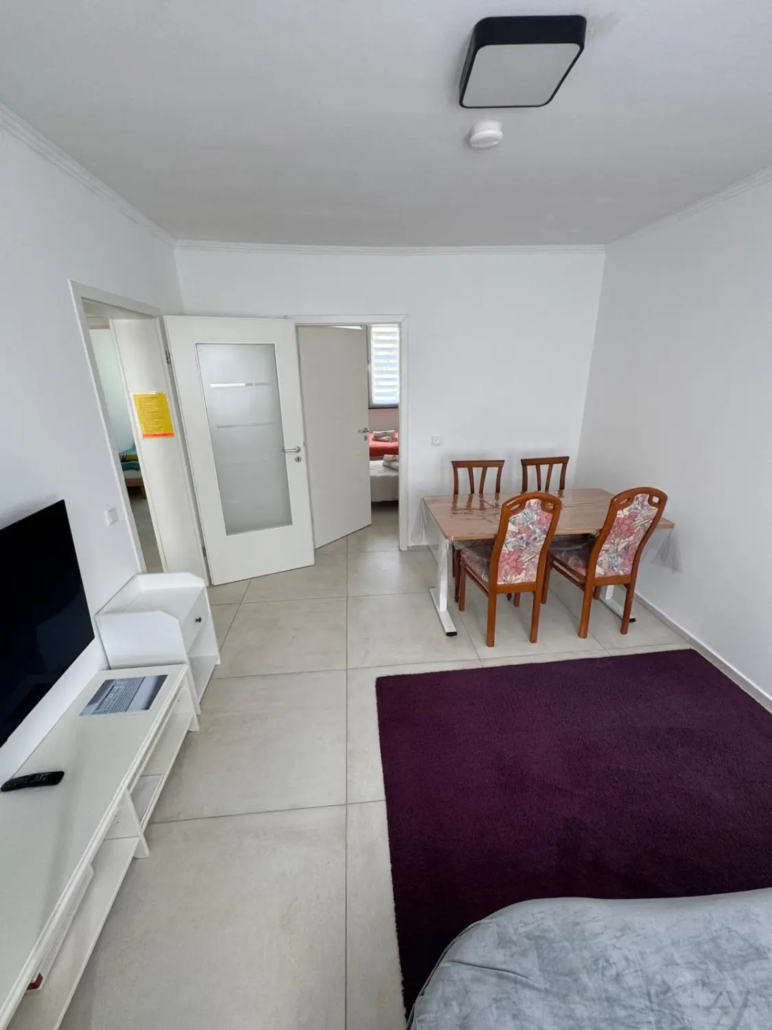 Wohlfühlen - Möblierte Küche mit Tisch, Stühlen