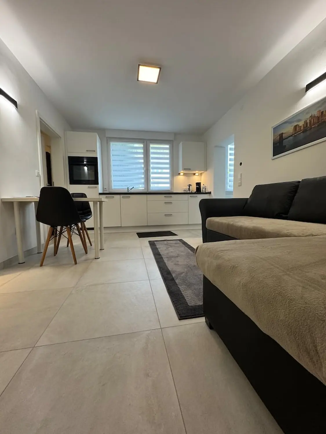 Wohlfühlen - Möblierte Küche mit Tisch, Stühlen und Sofas