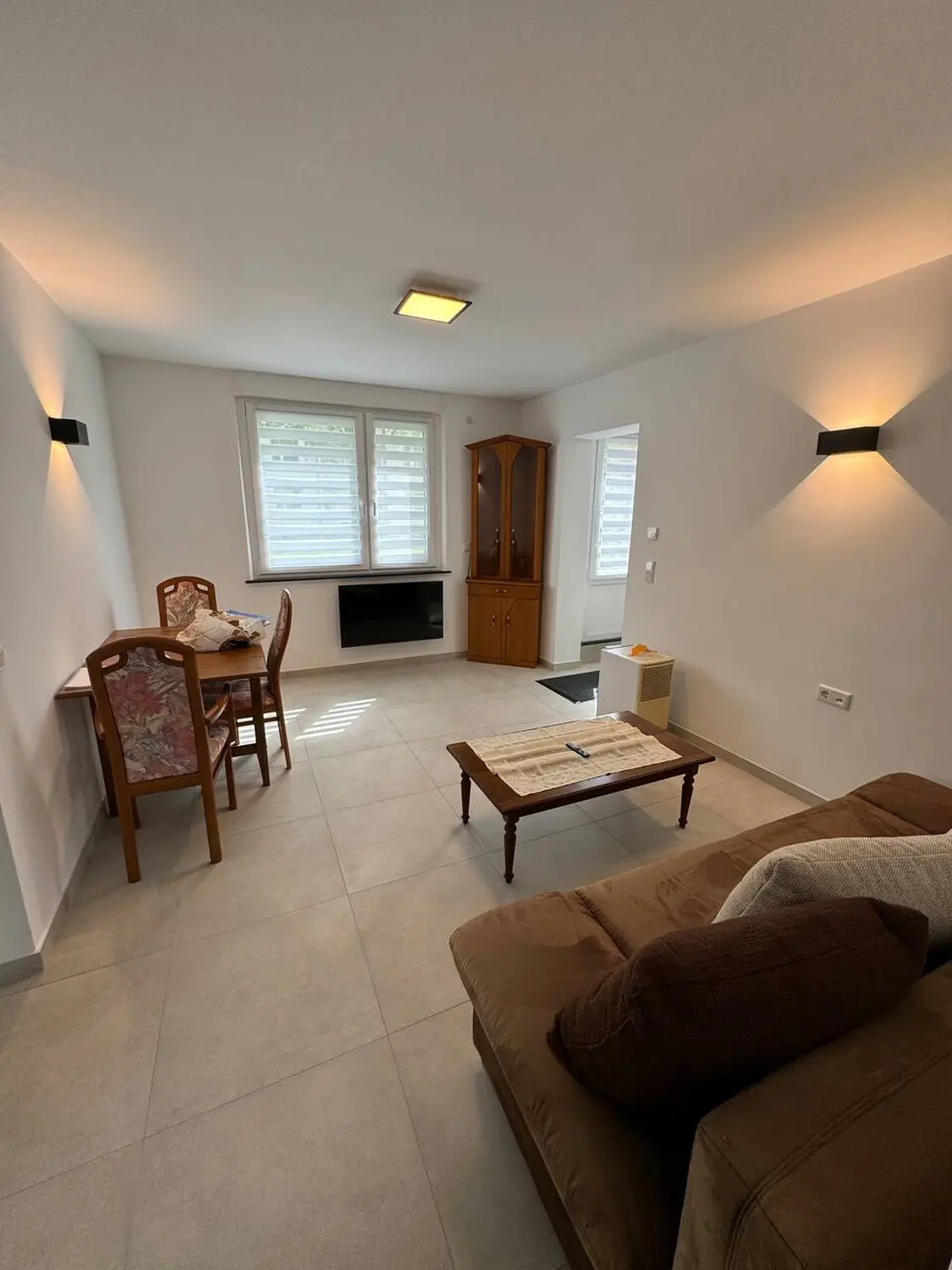 Wohlfühlen - Möbliertes Wohnzimmer mit Tisch, Stühlen und Sofas